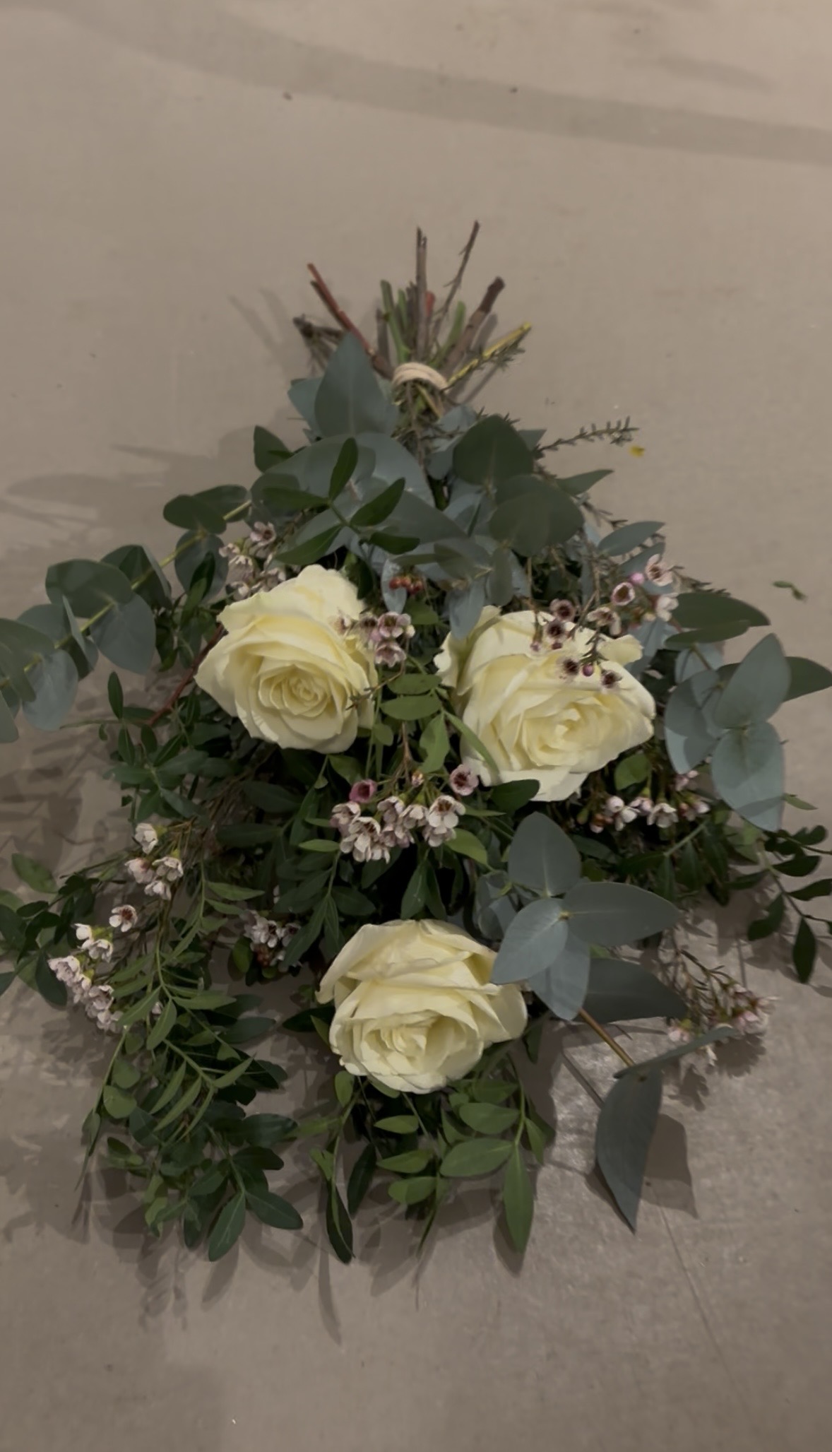 sorgbukett, begravningsblommor, begravning. liggandebukett